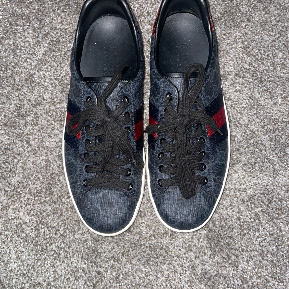 Gucci Black and Red Low-Top Sneakers with Classic Style